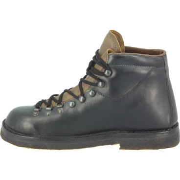 Unisex mountain boot in black leather with crepe sole