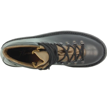 Unisex mountain boot in black leather with crepe sole