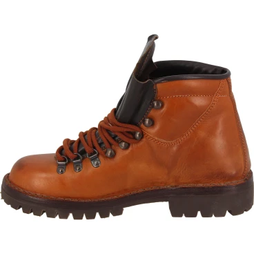 Mountain boot in vegetable-tanned leather in tan color