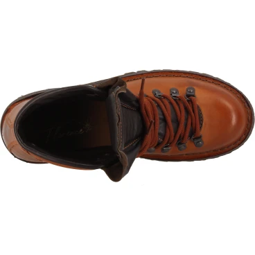 Mountain boot in vegetable-tanned leather in tan color
