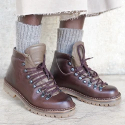 Bergschuhe aus dunkelbraunem pflanzlich gegerbtem Leder