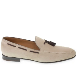 Mocassino con nappine in pelle di camoscio beige fatto a mano da Fratelli Borgioli