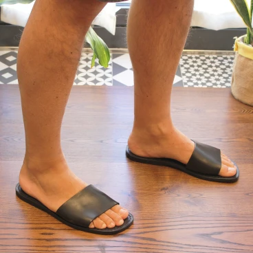 Ciabatte da uomo in pelle di vitello nero artigianali