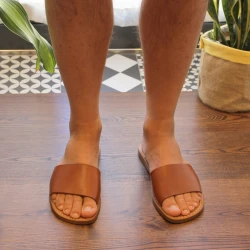 Ciabatte da uomo in pelle di vitello color cuoio artigianali