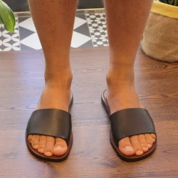 Nu pieds pour homme en cuir marron foncé travaillé main en Italie