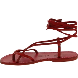 Sandalias planas de tiras de piel roja hechas a mano en Italia