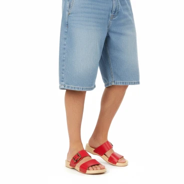 Handgefertigte Clogs für Herren mit doppelt verstellbaren roten Lederbändern