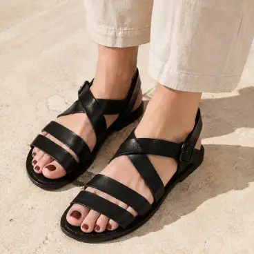 Sandalias franciscanas negras de mujer en cuero con hebilla