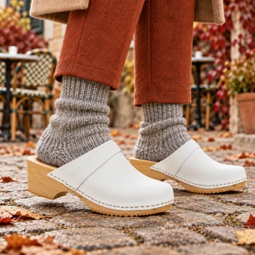 Zuecos de madera para mujer con parte superior cerrada en cuero blanco