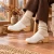 Zuecos de madera para mujer con parte superior cerrada en cuero blanco