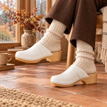 Zuecos de madera para mujer con parte superior cerrada en cuero blanco