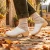 Zuecos de madera para mujer con parte superior cerrada en cuero blanco