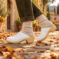 Holzclogs für Damen mit geschlossenem Obermaterial aus weißem Leder