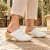 Zuecos de madera para mujer con parte superior cerrada en cuero blanco