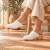 Zuecos de madera para mujer con parte superior cerrada en cuero blanco