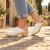 Zuecos de madera para mujer con parte superior cerrada en cuero blanco