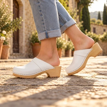 Zuecos de madera para mujer con parte superior cerrada en cuero blanco