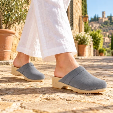 Zoccoli in legno da donna con tomaia chiusa in pelle scamosciata grigia