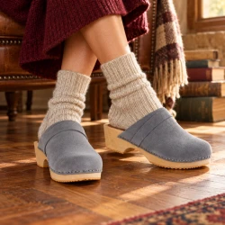 Zuecos de madera para mujer con parte superior cerrada en piel de ante gris