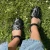 Handgefertigte Holzclogs für Damen mit schwarz Lederkäfig-Obermaterial