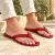 Chanclas de cuero rojo para hombre - puestas con pantalones claros en escalones de piedra