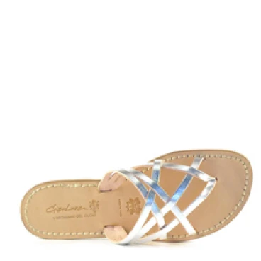 Flache Hand gefertigte Damen-Sandalen mit Riemchen aus silberfarbenem Leder und Ledersohle